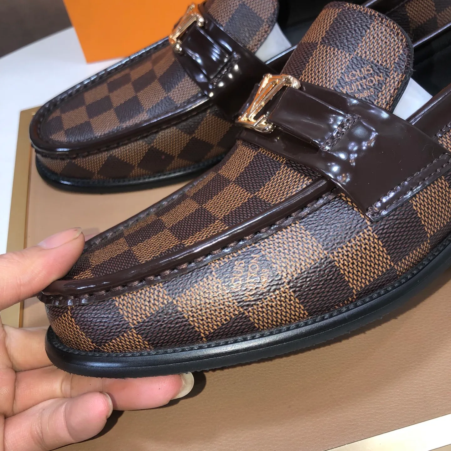 Men's men's shoes💰540💰[LV] (original single cowhide lining)🍀LV's latest genuine leather business suit shoes are available on the official website at the same time. The first-layer cowhide imported from Italy is made of heavy gold, and the official website has a 1:1 rubber outsole. Versatile to wear, high-end without losing class, and the color combination is extraordinary. This four-season style is alluring when worn on your feet, showing off your big-name flair. Standard code 38-45 (45 customized)